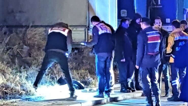 Saçından sürüklediği karısını başını keserek öldürdü