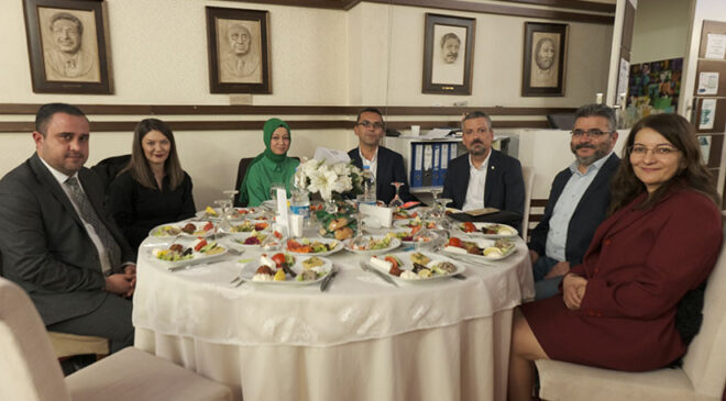 ÖĞRETMENLER GÜNÜNDE SÜRPRİZ EVLİLİK TEKLİFİ