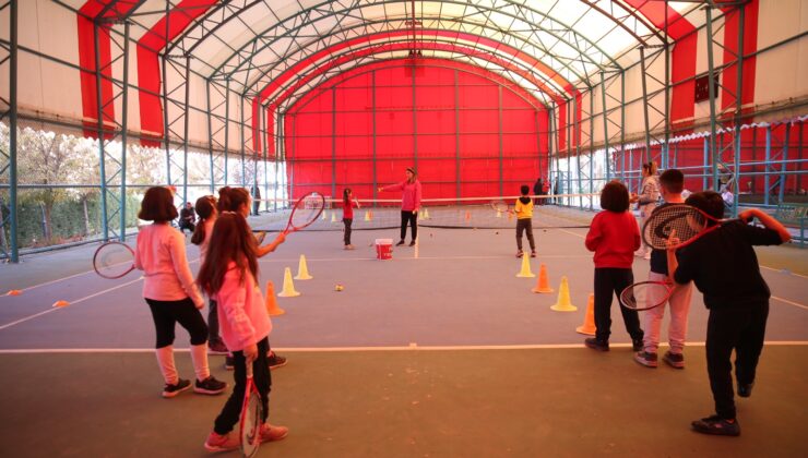 MERKEZEFENDİ’DE HER GÜN BİNLERCE KİŞİ SPOR YAPIYOR
