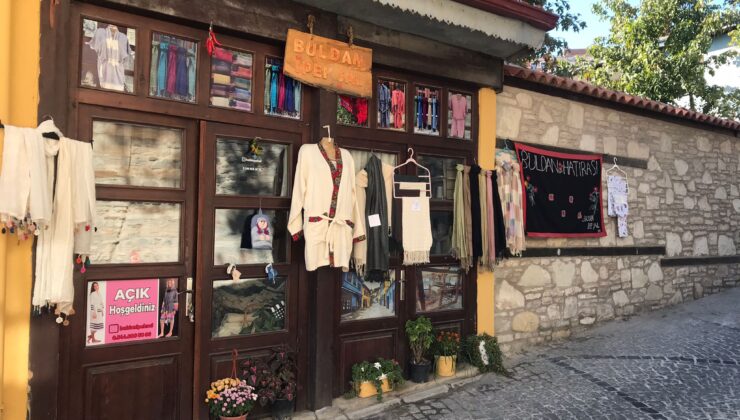 İLMEK İLMEK DOKUYORLAR