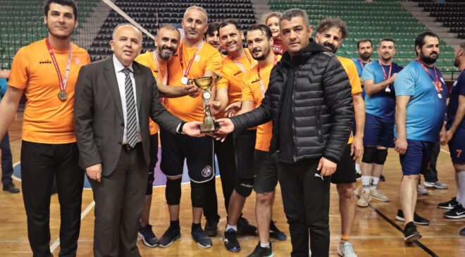 ÖĞRETMENLER VOLEYBOL TURNUVASINDA BULUŞTU