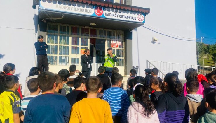 JANDARMADAN ÖĞRENCİLERE TRAFİK EĞİTİMİ