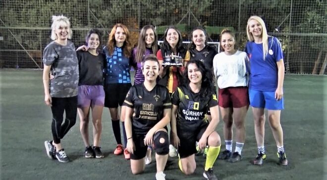 <strong>KADINLAR GÜNDE DEĞİL, HALI SAHADA BULUŞUYOR</strong>