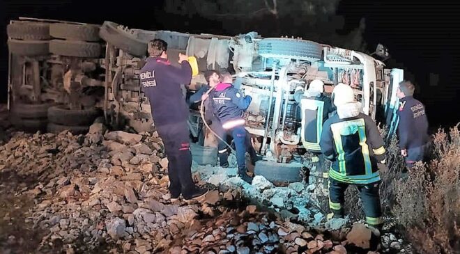 DEVRİLEN TOMRUK YÜKLÜ KAMYONUN SÜRÜCÜSÜ ÖLDÜ