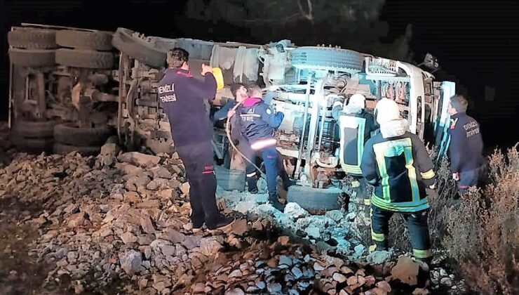 DEVRİLEN TOMRUK YÜKLÜ KAMYONUN SÜRÜCÜSÜ ÖLDÜ