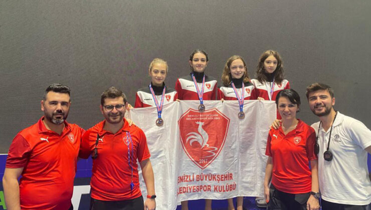 BÜYÜKŞEHİR YÜZME TAKIMI BAŞARIYA DOYMUYOR