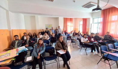 İŞ DÜNYASININ UZMANLARI ÖĞRENCİLERLE BULUŞTU