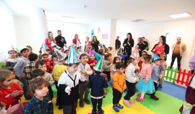 MİNİKLER YENİ YILI GÜNDÜZ BAKIMEVİ’NDE KUTLADI