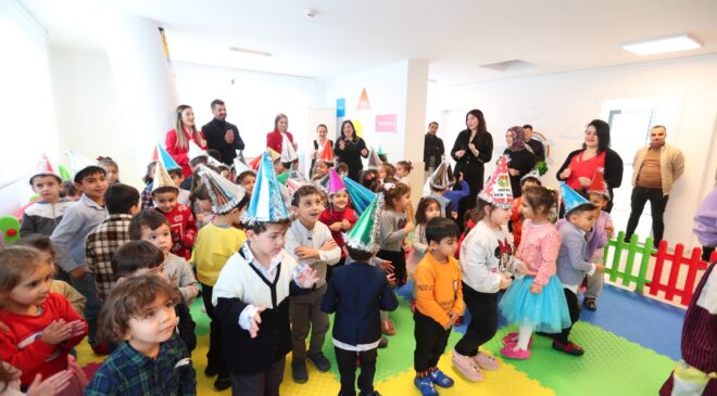 MİNİKLER YENİ YILI GÜNDÜZ BAKIMEVİ’NDE KUTLADI