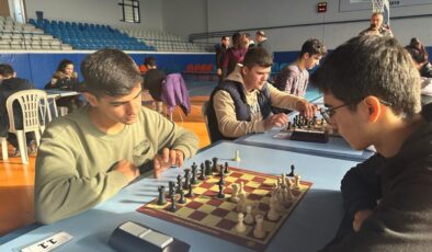 <strong>SATRANÇTA BULDANLI GENÇLER MADALYALARINI ALDI</strong>