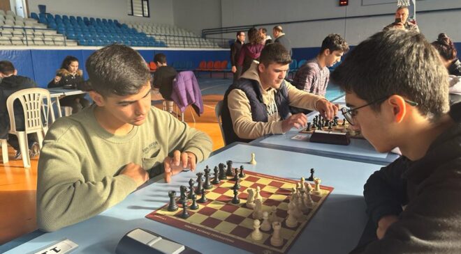 <strong>SATRANÇTA BULDANLI GENÇLER MADALYALARINI ALDI</strong>