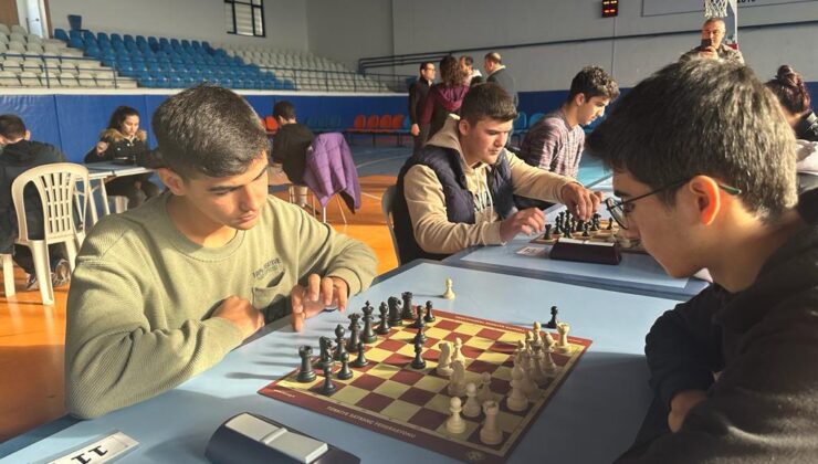 <strong>SATRANÇTA BULDANLI GENÇLER MADALYALARINI ALDI</strong>