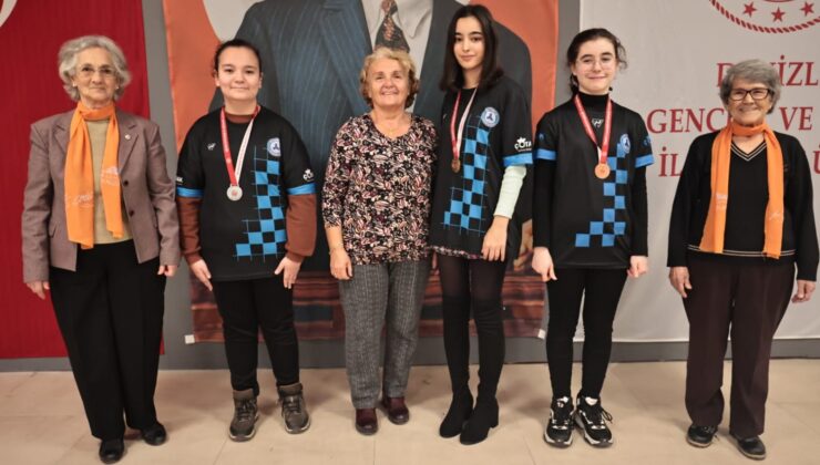 <strong>SATRANÇ SEVGİSİ DENİZLİ’DE 7’DEN 70’E</strong>