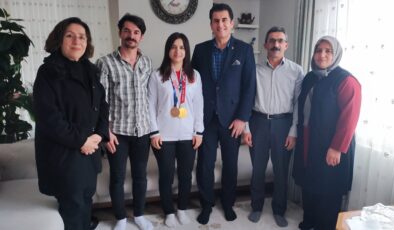 ŞAMPİYONLAR BAKAN KASAPOĞLU İLE GÖRÜŞTÜ