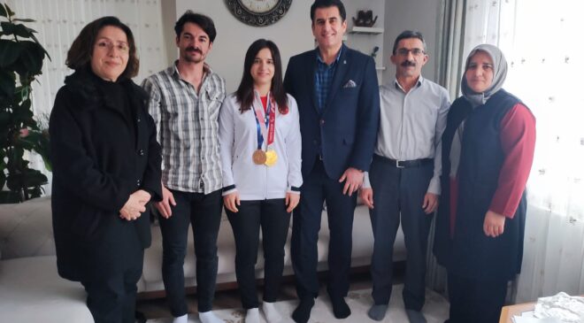ŞAMPİYONLAR BAKAN KASAPOĞLU İLE GÖRÜŞTÜ