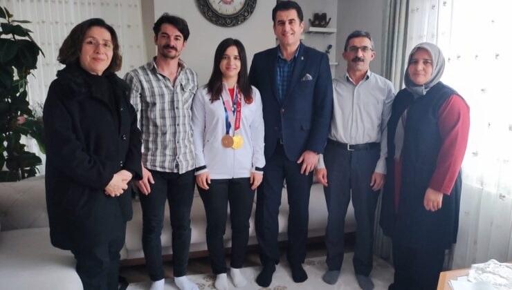 ŞAMPİYONLAR BAKAN KASAPOĞLU İLE GÖRÜŞTÜ