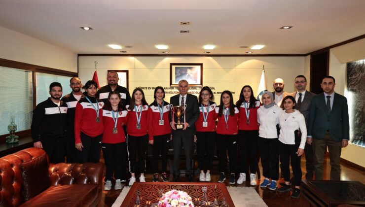 AVRUPA GOLDEN LİG SEVİNCİNİ BAŞKAN ZOLAN İLE PAYLAŞTILAR