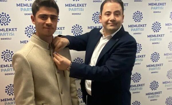 BAŞKAN DERİCİ YENİ ÜYELERİN ROZETLERİNİ TAKTI