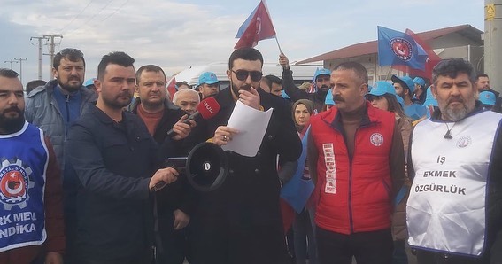 İŞÇİLERDEN FABRİKA ÖNÜNDE EYLEM