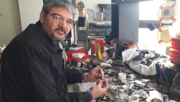 KIRK YILLIK SAAT TAMİRCİSİ ZAMANA DİRENİYOR