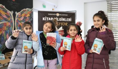 ÖĞRENCİLERE ÜCRETSİZ KİTAP DAĞITILDI