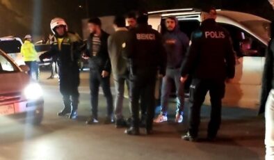 KUTLAMANIN DOZUNU KAÇIRAN GENÇLER BİRBİRİNE GİRDİ