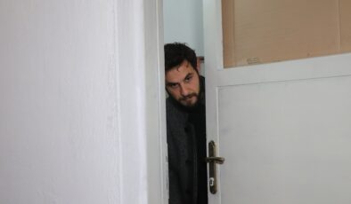 PARASINI ALAMAYINCA KİRACISININ KAPISINA DAYANDI