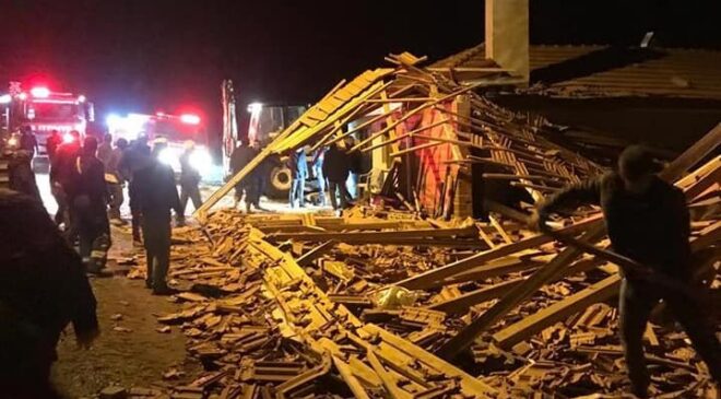 ÇATISI ÇÖKEN AHIRDA 30’A YAKIN KÜÇÜKBAŞ HAYVAN TELEF OLDU