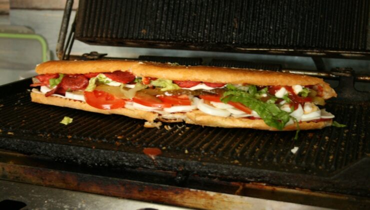 YAPTIĞI TOSTU KİLOYLA SATIYOR