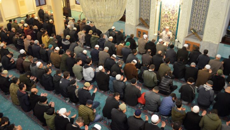 İSVEÇ’E KURAN OKUYARAK TEPKİ GÖSTERDİLER