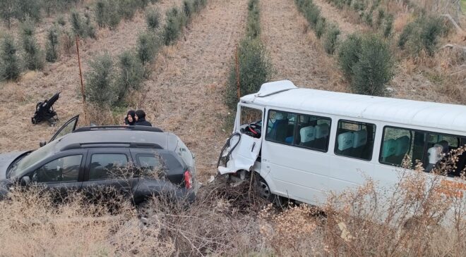 ÇARPIŞAN ARAÇLAR TARLAYA UÇTU