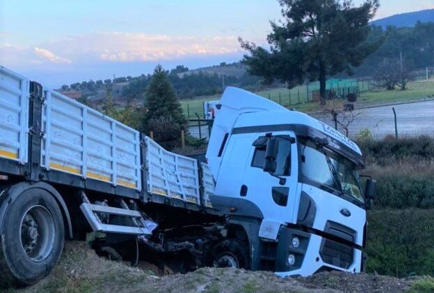 Yağış sonrası kayganlaşan yolda 5 araç birbirine girdi: 7 yaralı