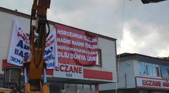 Tören alanında esprili pankartlar