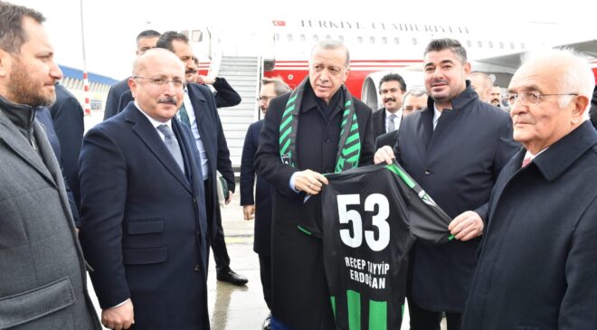 Cumhurbaşkanı Recep Tayyip Erdoğan’a Denizlispor forması hediye edildi
