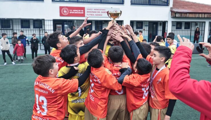 TURNUVADA DEREYE GİREN OKULLAR ÖDÜLLENDİRİLDİ