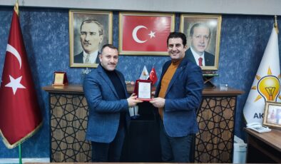 BAŞKAN GÜNGÖR’DEN ÇİVRİL İLÇE TEŞKİLATINA PLAKET