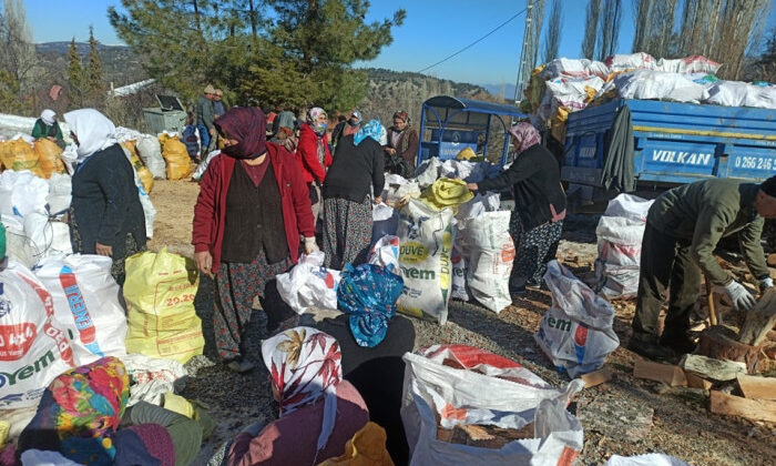ALİVERENLİLER’DEN DEPREMZEDELERE 30 TON YAKACAK