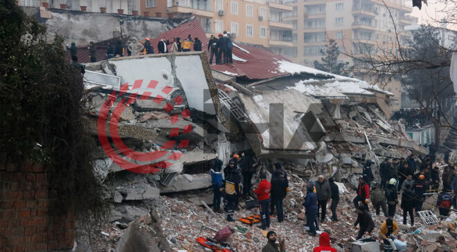 Gün ağardı, 7 katlı apartmanın enkazı ortaya çıktı