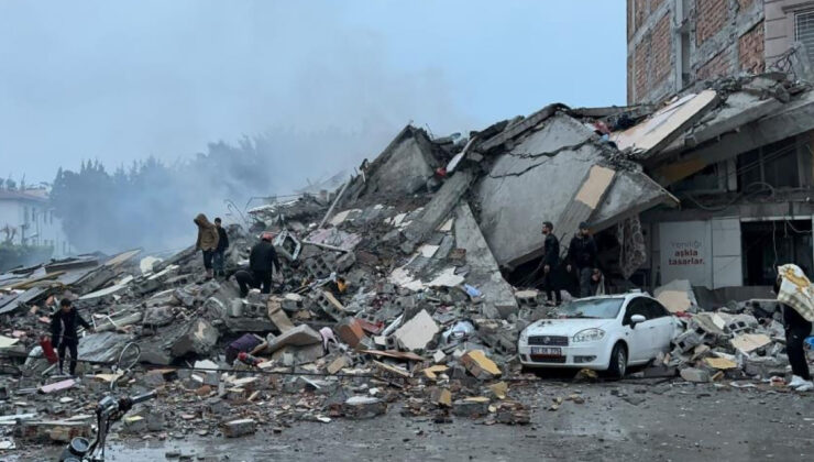 Depremde ağır bilanço! 284 kişi hayatını kaybetti, 2 bin 323 kişi yaralandı… Bin 710 yıkılan bina var