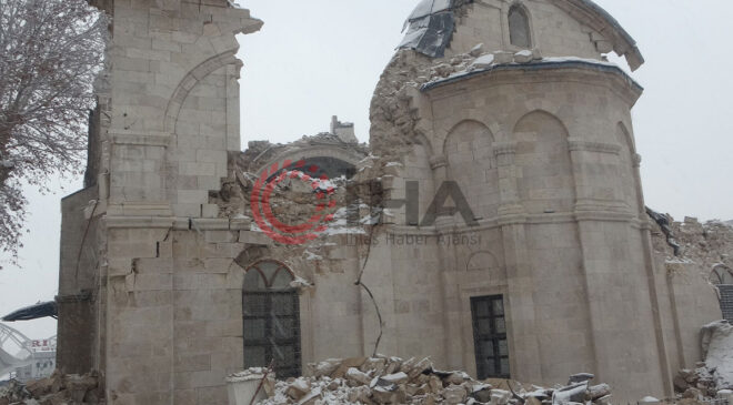 Tarihi cami depremde yıkıldı