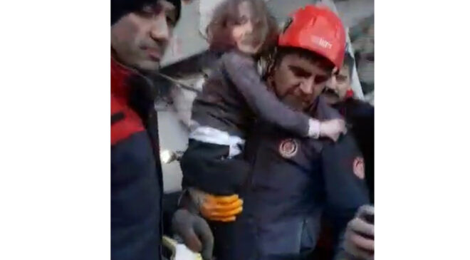 Ekipler 3 yaşındaki Meryem’i ve babasını kurtardı