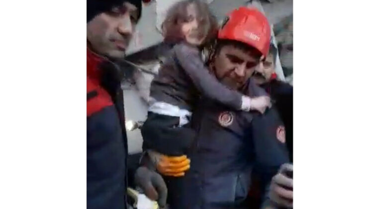 Ekipler 3 yaşındaki Meryem’i ve babasını kurtardı