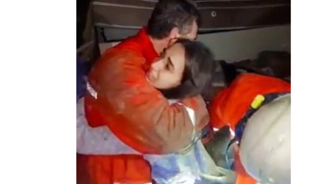 16 yaşındaki Şevval, enkazdan altından sağ kurtarıldı