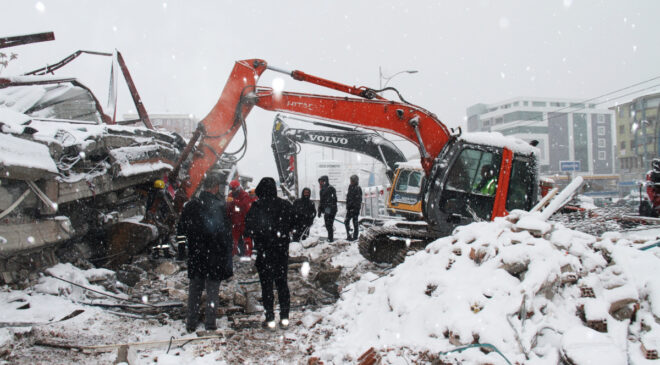 Deprem bölgesinde kar altında zamanla yarış