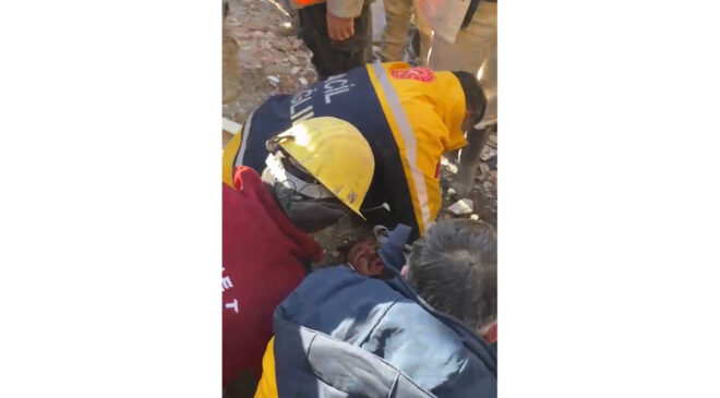 Madenciler enkaz altındaki çifti 82’nci saatte kurtardı