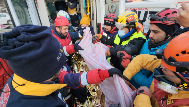 Babası ümidi kesmişti, 28 saatlik çalışmayla 100. saatte enkazdan çıkarıldı