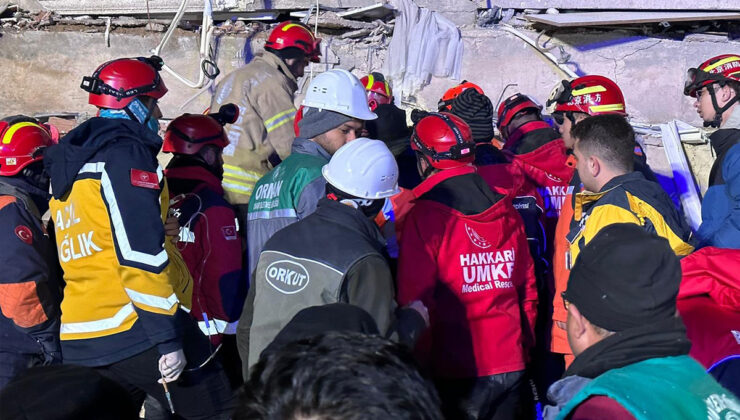 Hakkari ekibi baba ve kızını sağ kurtardı