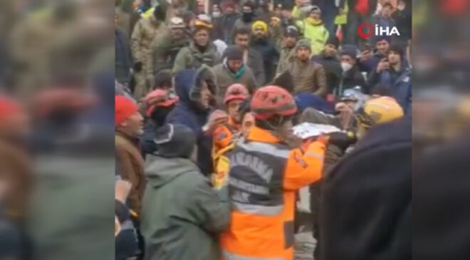 İsrail arama kurtarma ekibi 102 saat sonra bir vatandaşı enkazdan sağ çıkardı