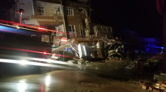 Denizli Büyükşehir Belediyesi ekipleri 10 kişiyi göçükten kurtardı