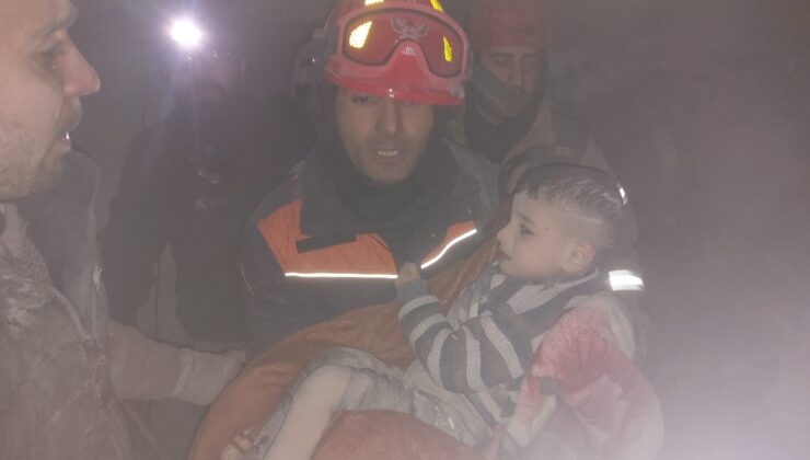 2’si çocuk 3 depremzede enkaz altından böyle kurtarıldı